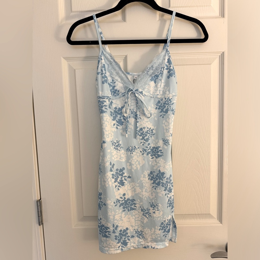 Verchexa blue and white bodycon mini dress